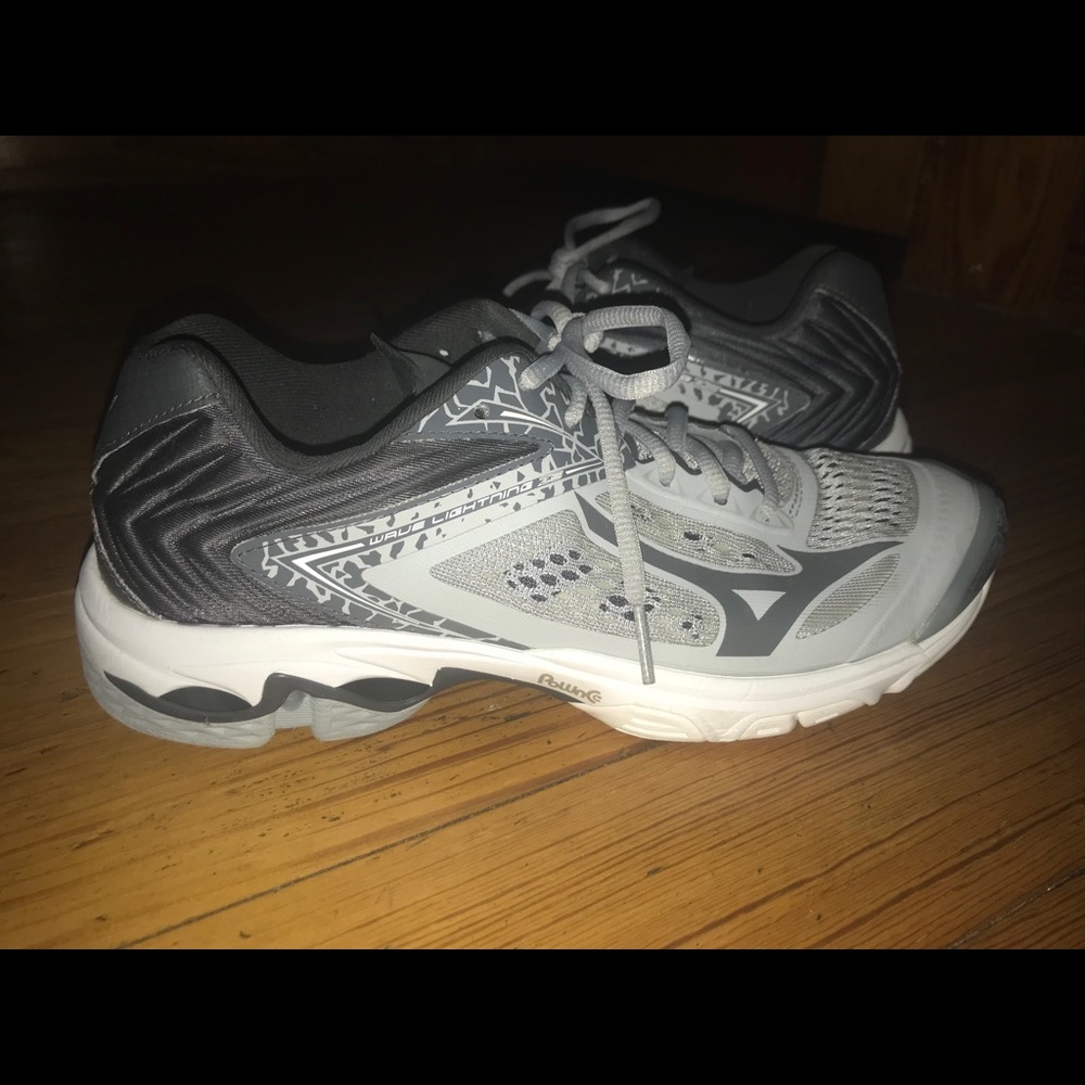 Brand New Mizunos Court Shoes